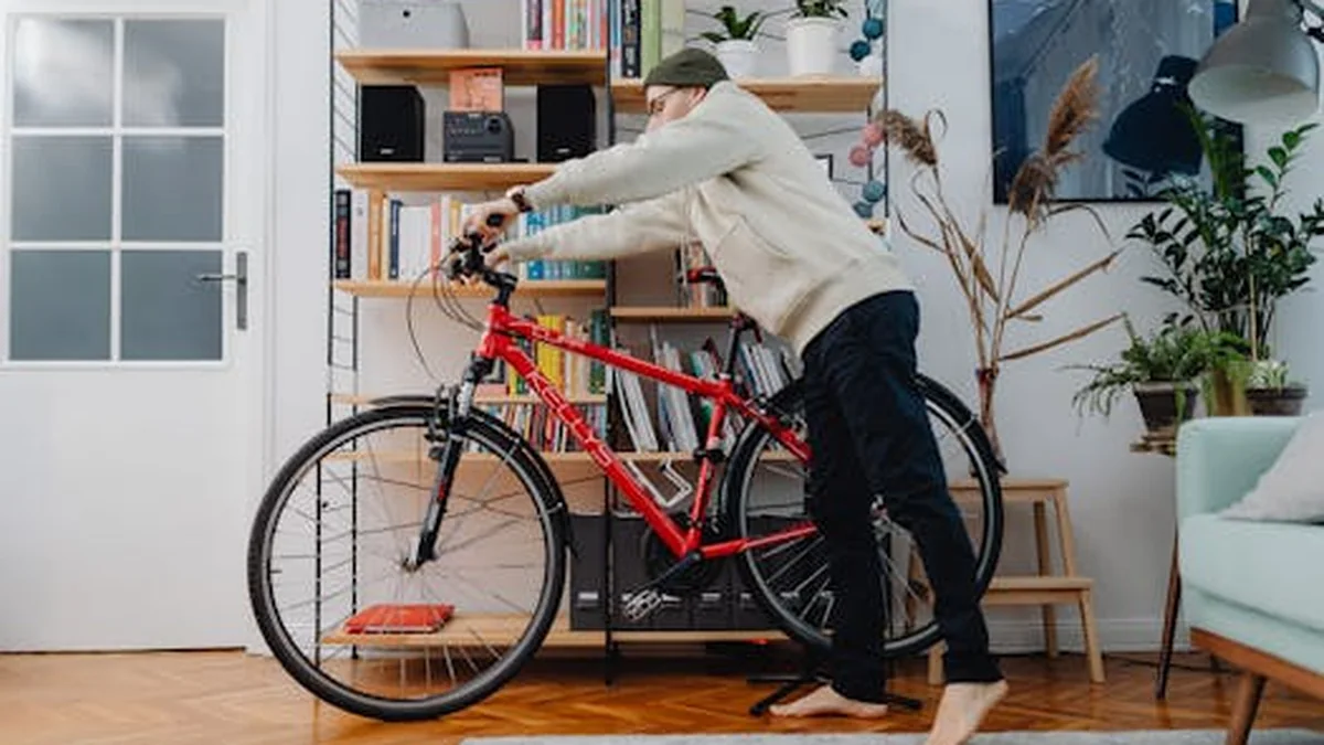 Bicicleta colocada en interior para entrenar con rodillo y apps de ciclismo