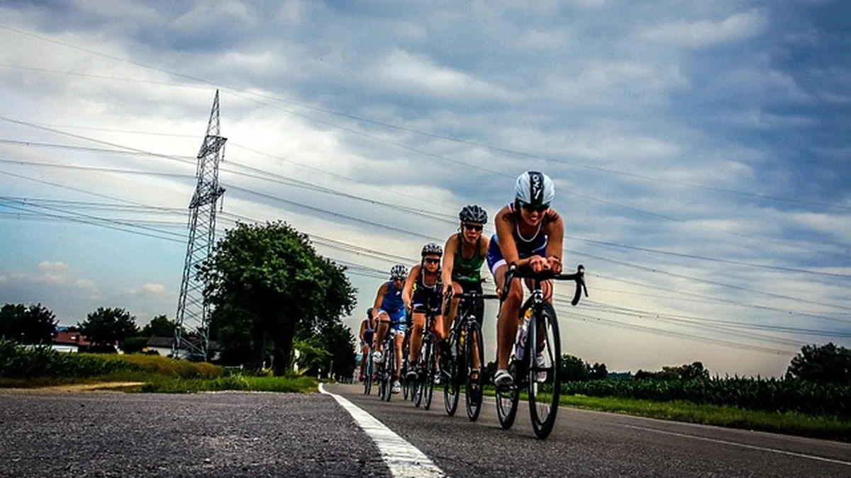 Ciclista de triatlón en bicicleta aero durante una prueba en carretera