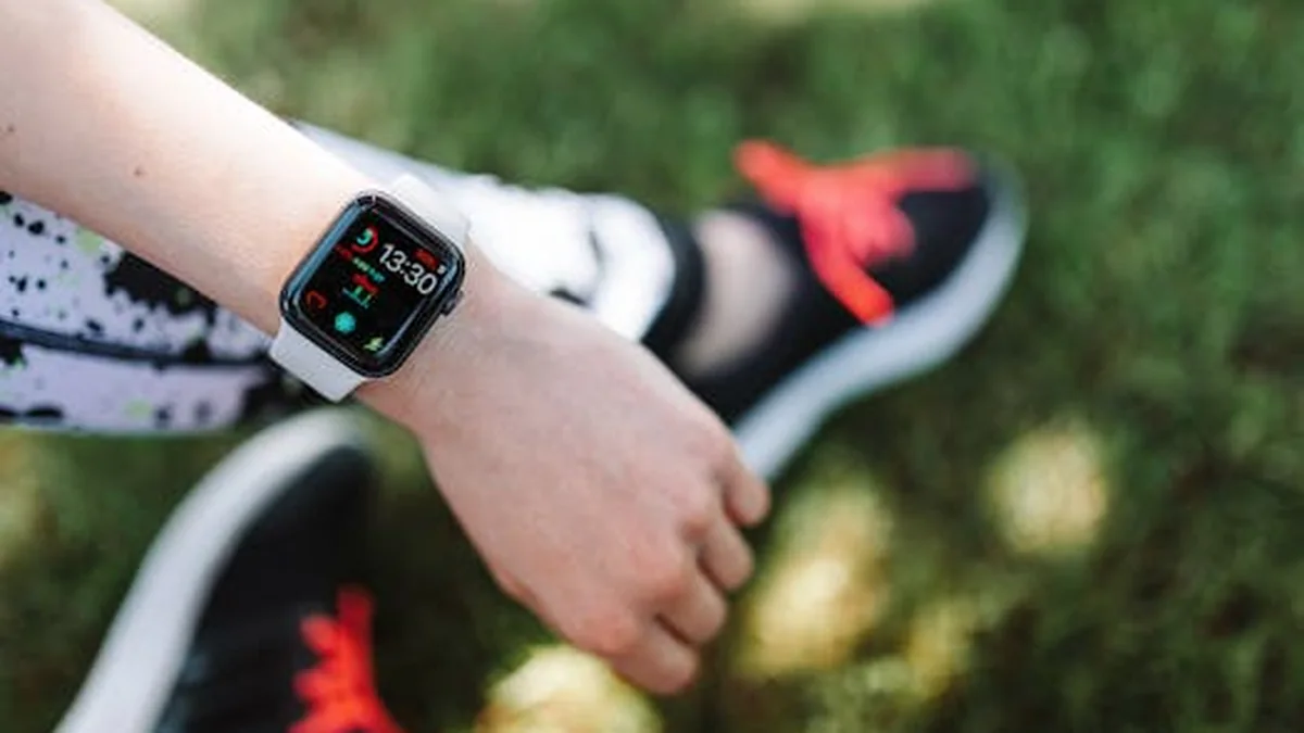 Reloj deportivo en muñeca durante una actividad al aire libre