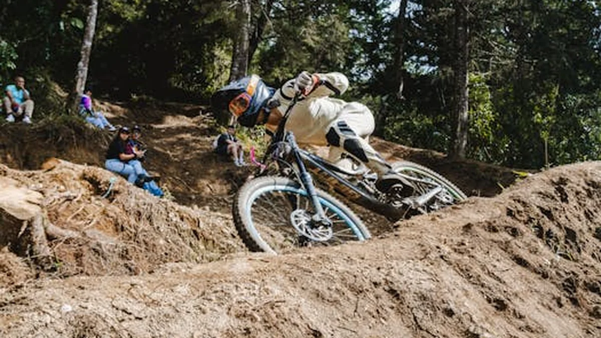Ciclista de montaña en sendero técnico antes de elegir una MTB XC