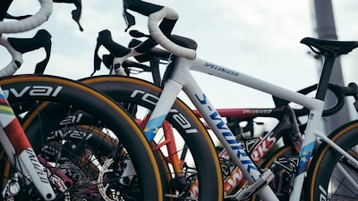 Bicicletas de carretera con ruedas de perfil para revisar compatibilidad y estado