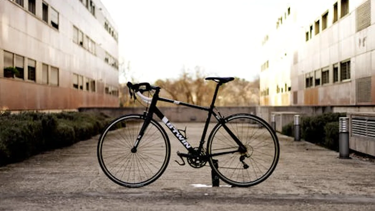 Bicicleta de carretera sobre asfalto urbano antes de revisar una compra usada