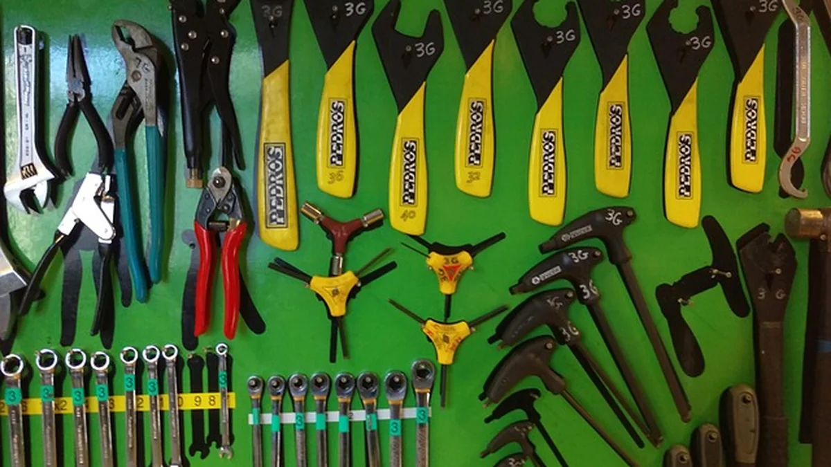 Panel de herramientas ciclistas para preparar mantenimiento y reparaciones de bicicleta