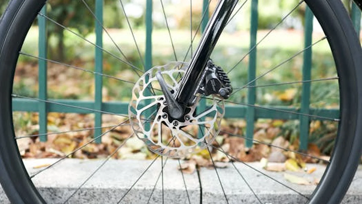 Detalle de rueda de bicicleta con freno de disco antes de comprar usada